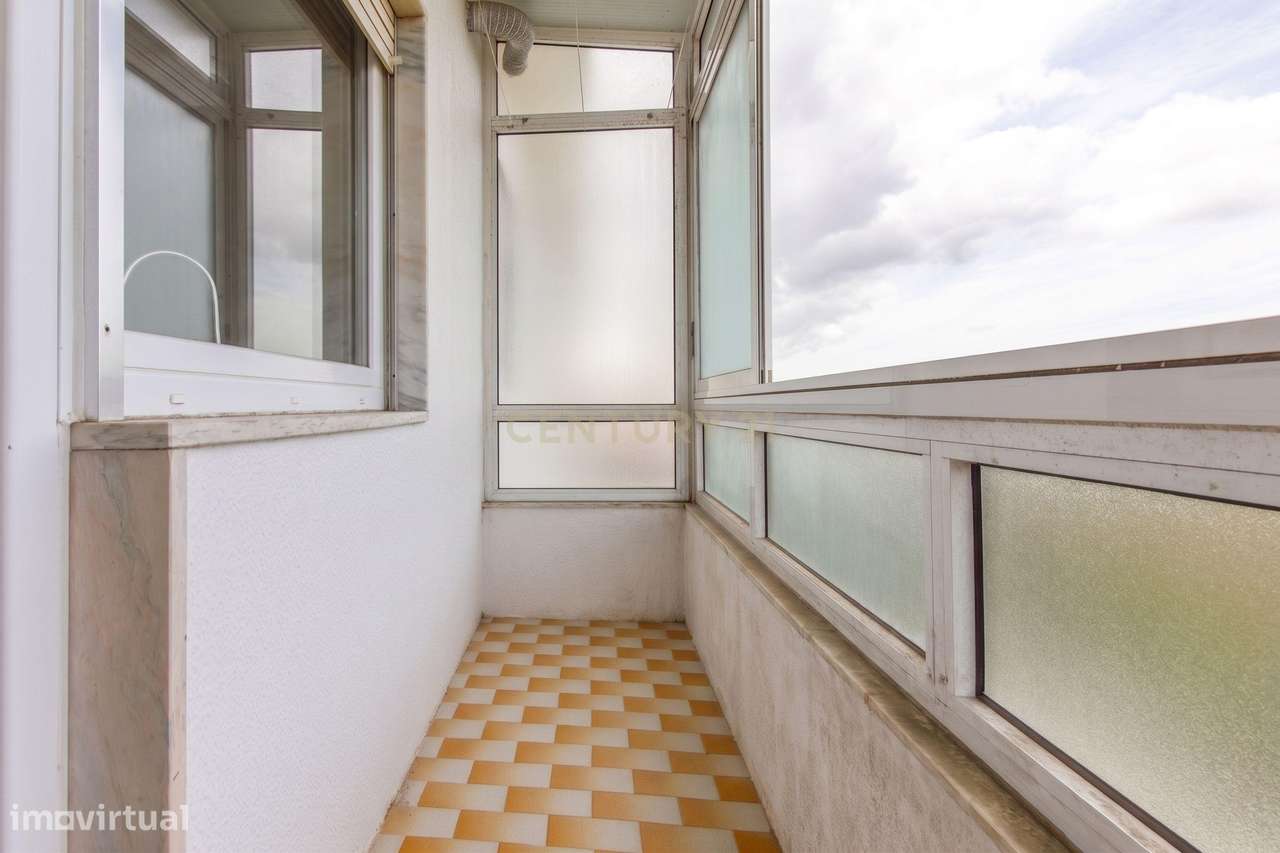 Excelente Apartamento de 4 Assoalhadas com Terraço e Sótão Independent-12
