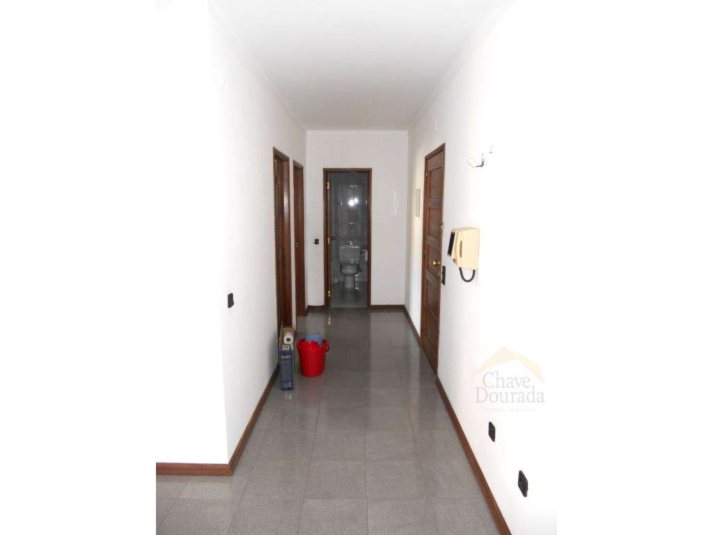 Arrenda-se apartamento T1 com aparcamento e arrumo, no Vale das Flores - Grande imagem: 5/17