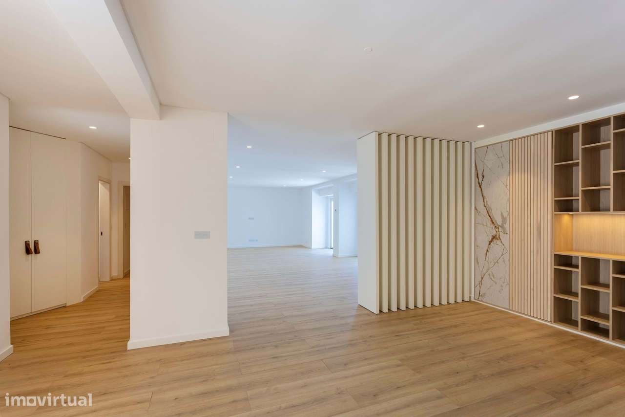 Moradia T6 com Piscina, Vista Mar e Terreno de 3.920 m² | Azoia, Sintr-21