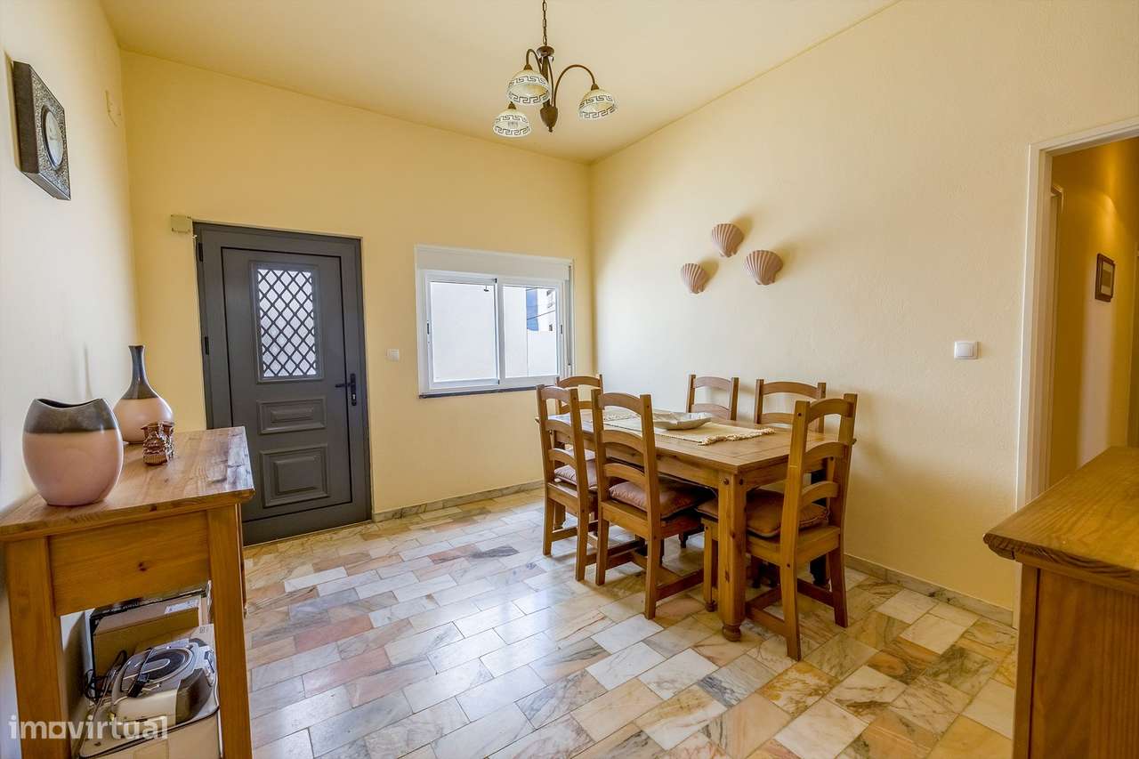 MORADIA TIPICA  GEMINADA  COM 3 QUARTOS  E TERRAÇOS NO CENTRO DE ESPIC - Grande imagem: 5/32