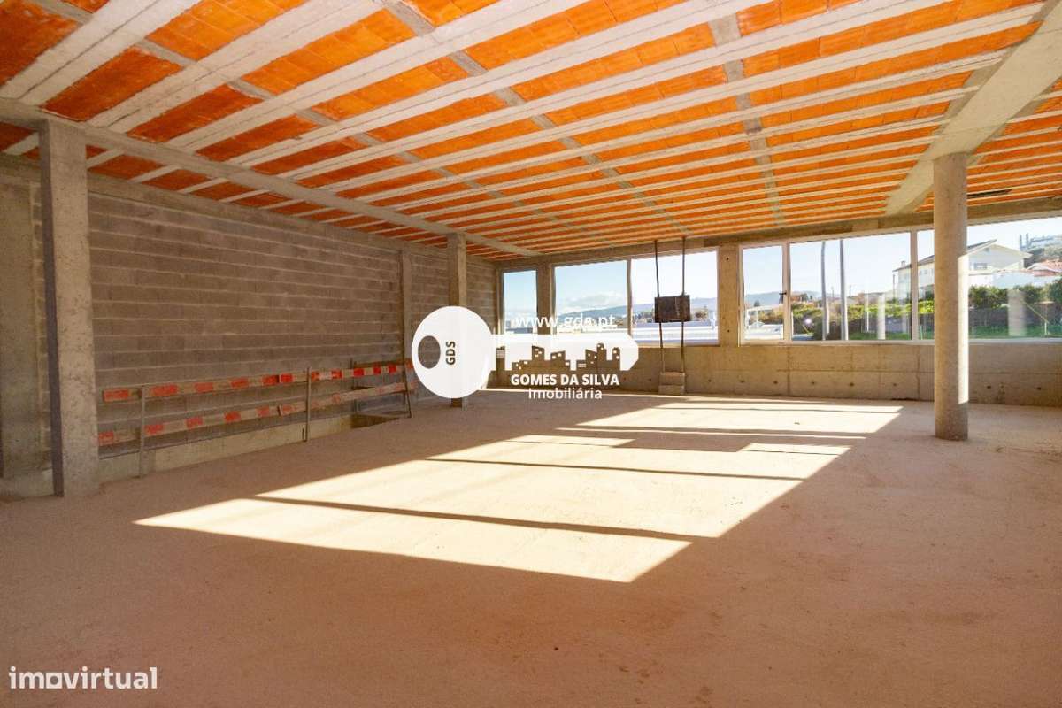 Pavilhão/ Armazém novo com 365m2 próximo da entrada da AE-13