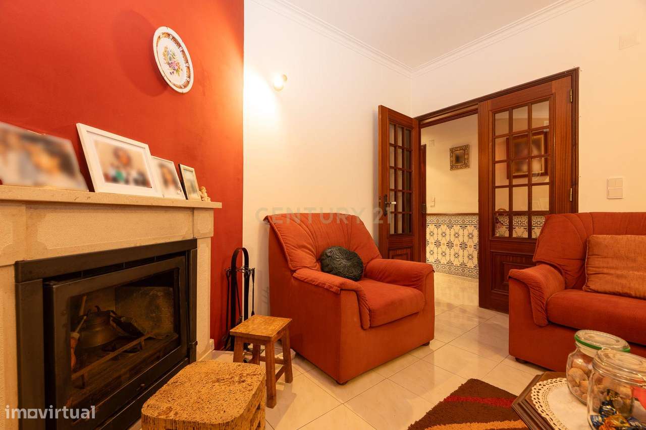 Apartamento de tipologia T2, com box e varandas, localizado em Rio de-10