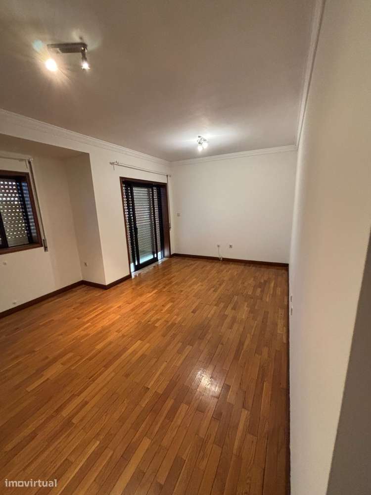 Apartamento T2 com lugar de garagem no Porto - Ramalde-23