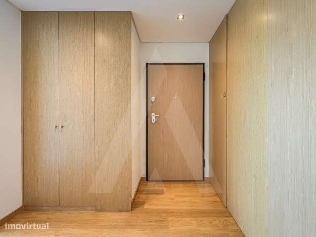 Apartamento T2 com varandas e garagem fechada no centro de Aveiro-1