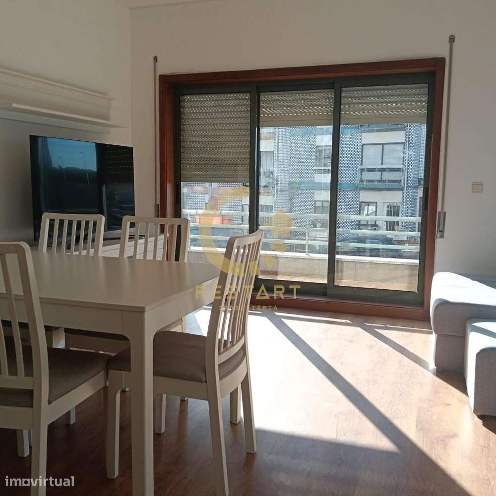 Apartamento T2 com Varanda e Lugar de Garagem - Porto - Grande imagem: 3/27