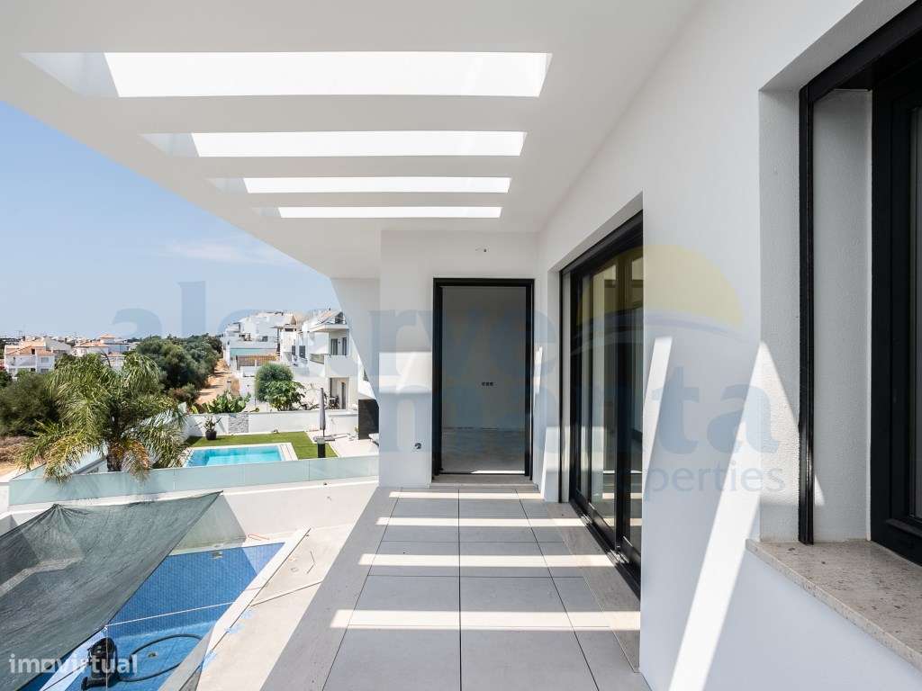Moradia T4 de Arquitetura Contemporânea com Piscina, Rooftop e Vist...-24