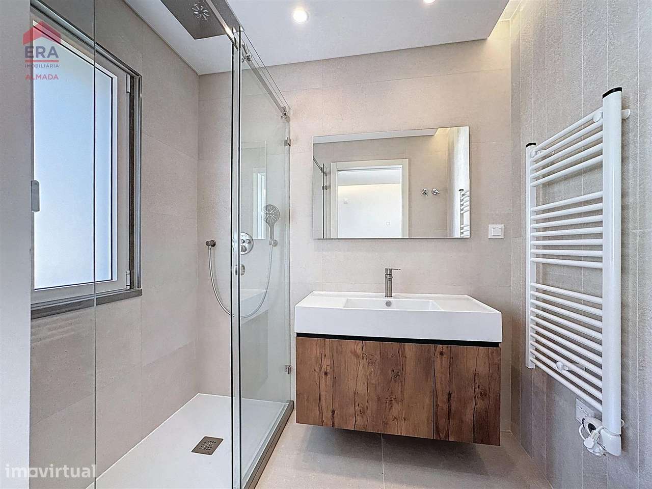 Nova Moradia em Almada , 5 suites, garagem e jardim-8