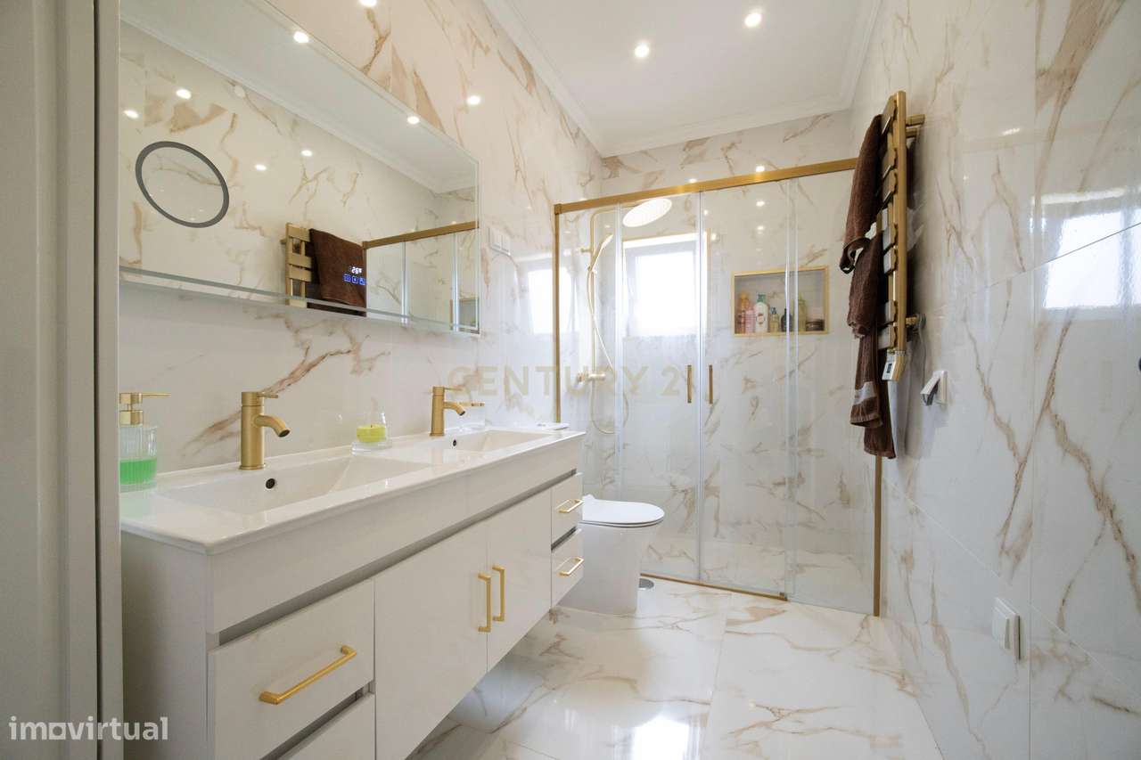 Moradia T2 Renovada, com 119 m² de Logradouro-9