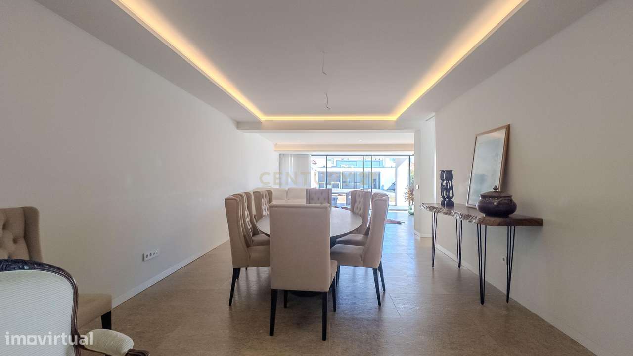 Moradia de Luxo | Construída em 2023 | Design Contemporâneo com Piscin-3