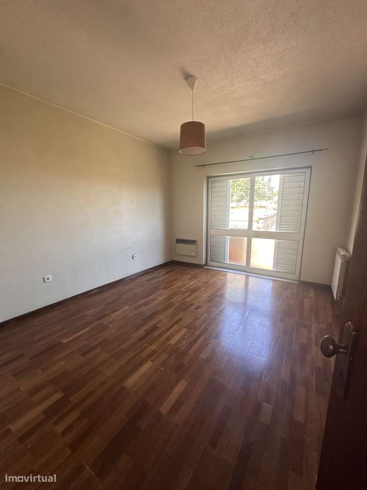 Moradia T4 com jardim e garagem em Sernancelhe-14
