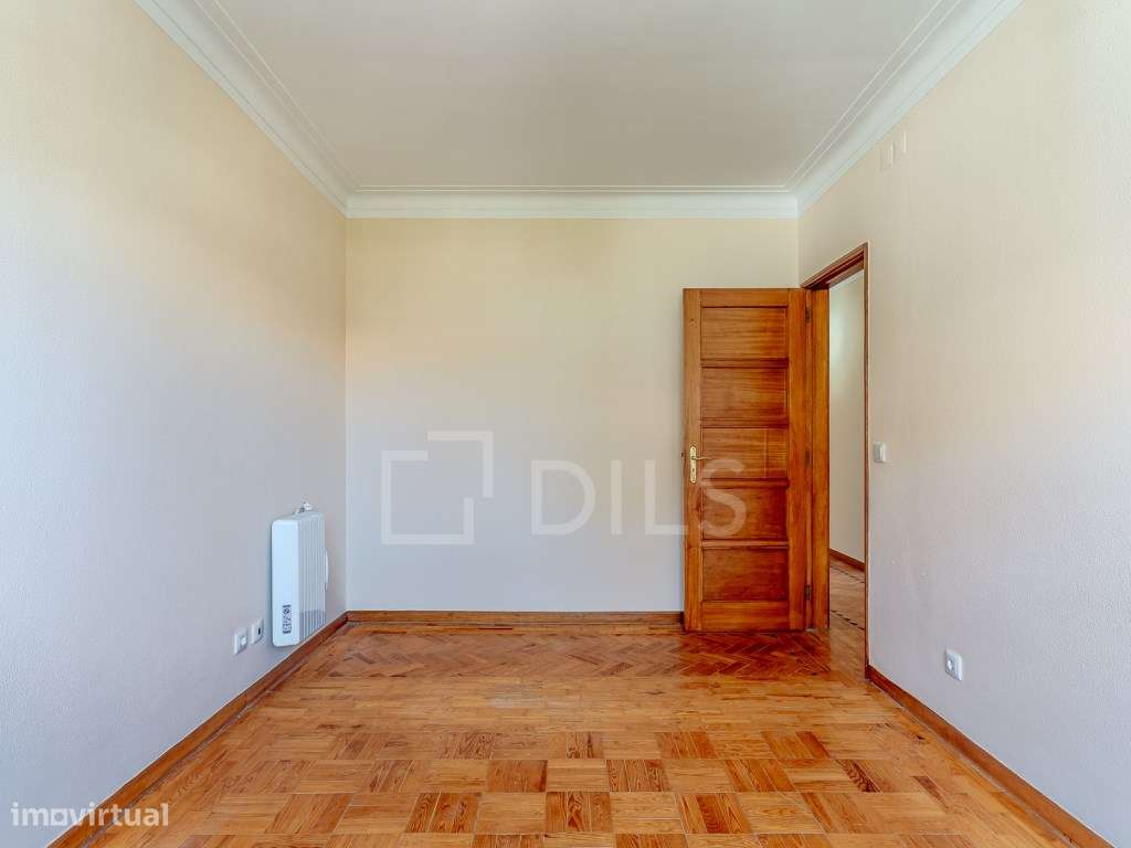 Moradia T8 isolada, com jardim e piscina no centro da Parede-32