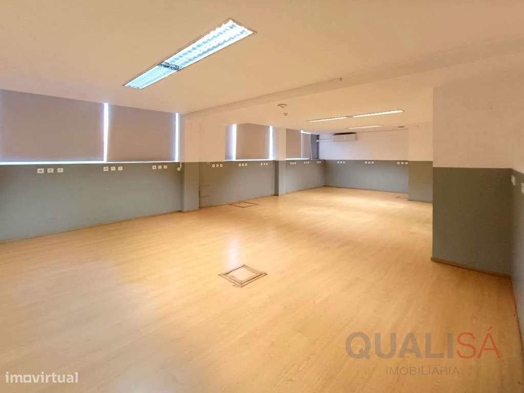 Loja com 581m2 com várias salas, copa e casas de banho com balneári... - Grande imagem: 5/37