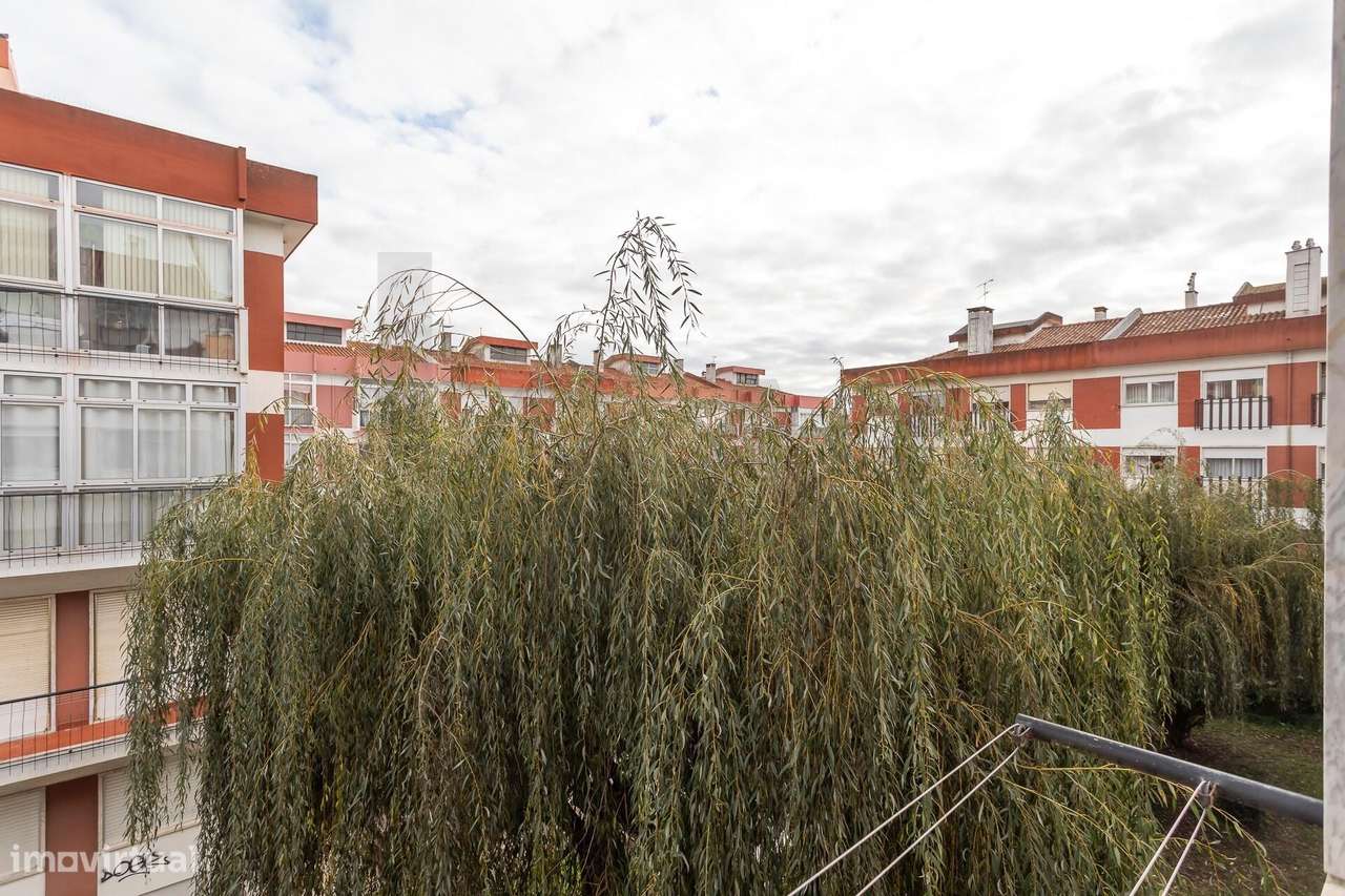 OPORTUNIDADE T2 com Varanda e Arrecadação em Zona Calma e Central d - Grande imagem: 5/28