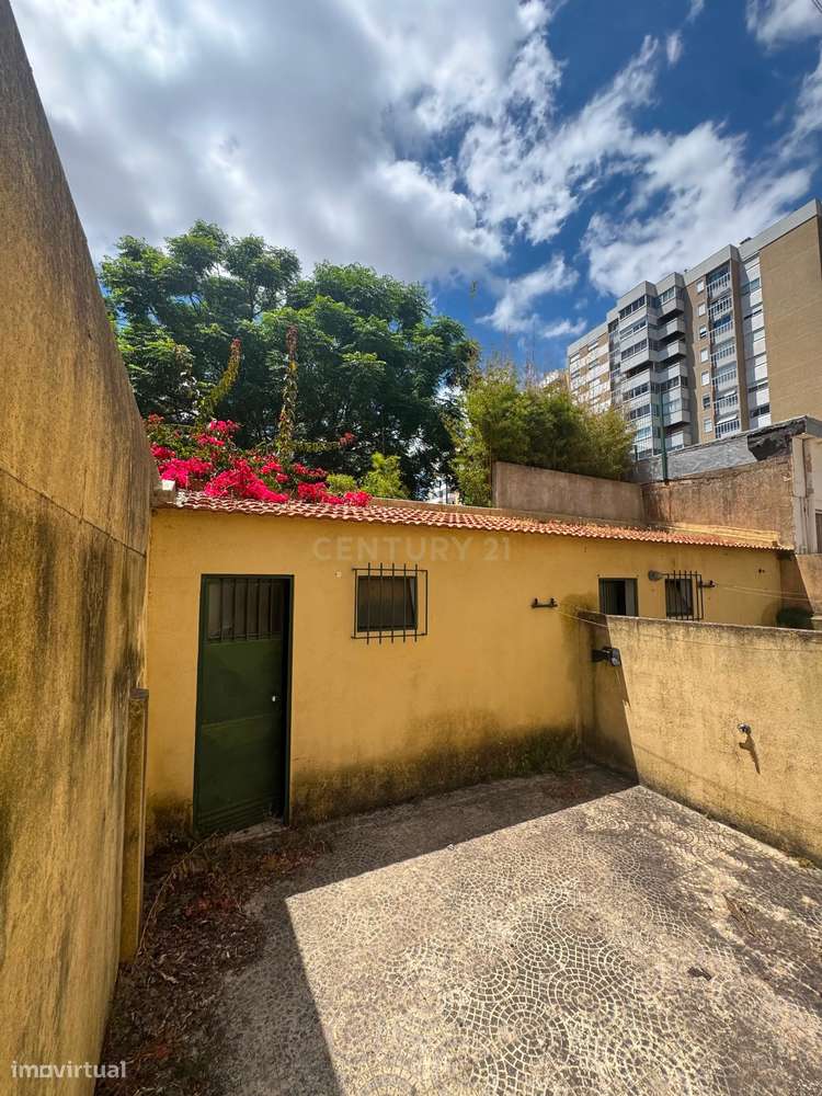 MORADIA PARA OBRAS TOTAIS EM CARNIDE-7