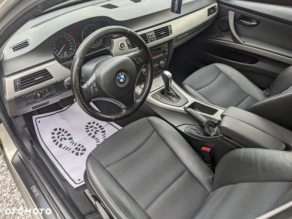 BMW Seria 3 318i Touring - 9