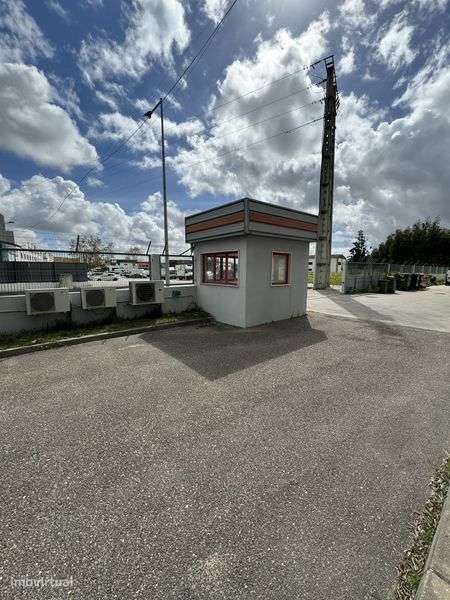 Grande armanzem com 2 cais com altura interior de 8/9 metros - Grande imagem: 4/6