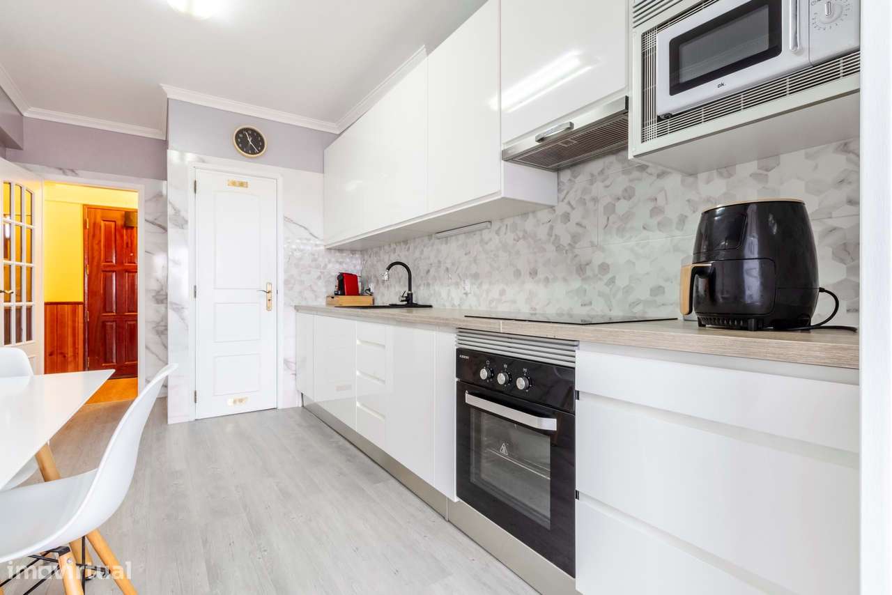 Apartamento T2 Remodelado c/ Lugar de Estacionamento em Mem Martins, S-17