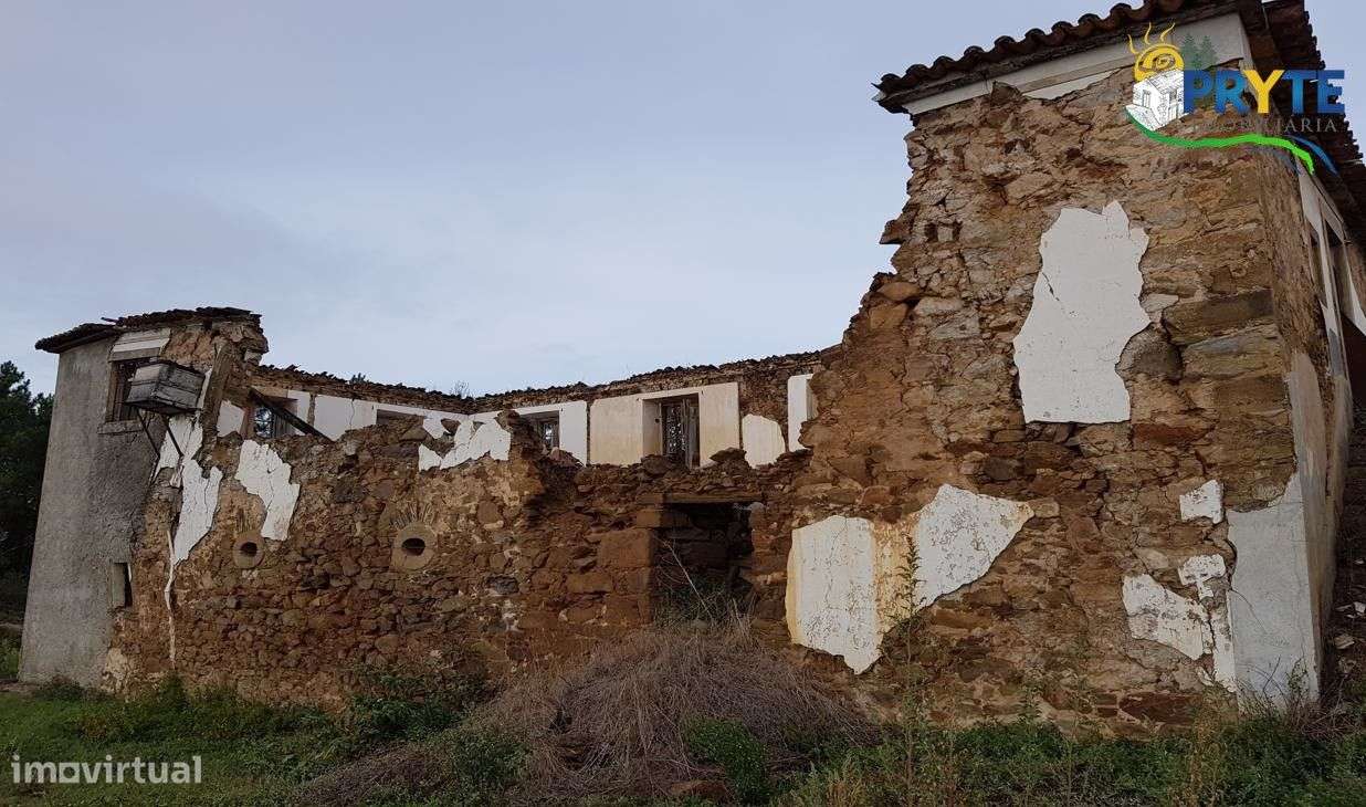 Casa senhorial em ruínas situada na localidade do Pampilhal - Grande imagem: 4/32