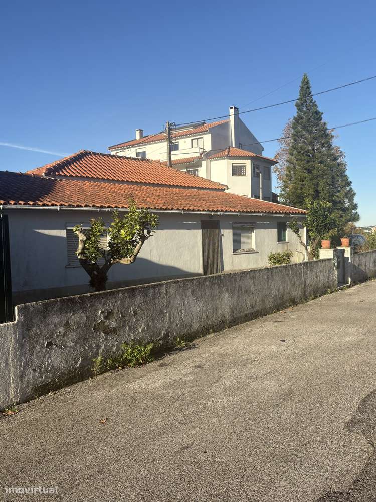 Moradia de Charme para reabilitação total no Lourel, Sintra - Grande imagem: 2/26