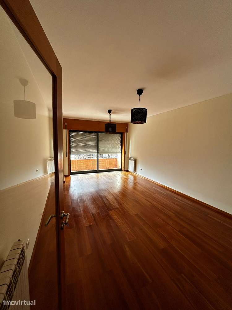 Arrenda-se apartamento T2 com duas casas de banho,  garagem e despensa - Grande imagem: 4/24