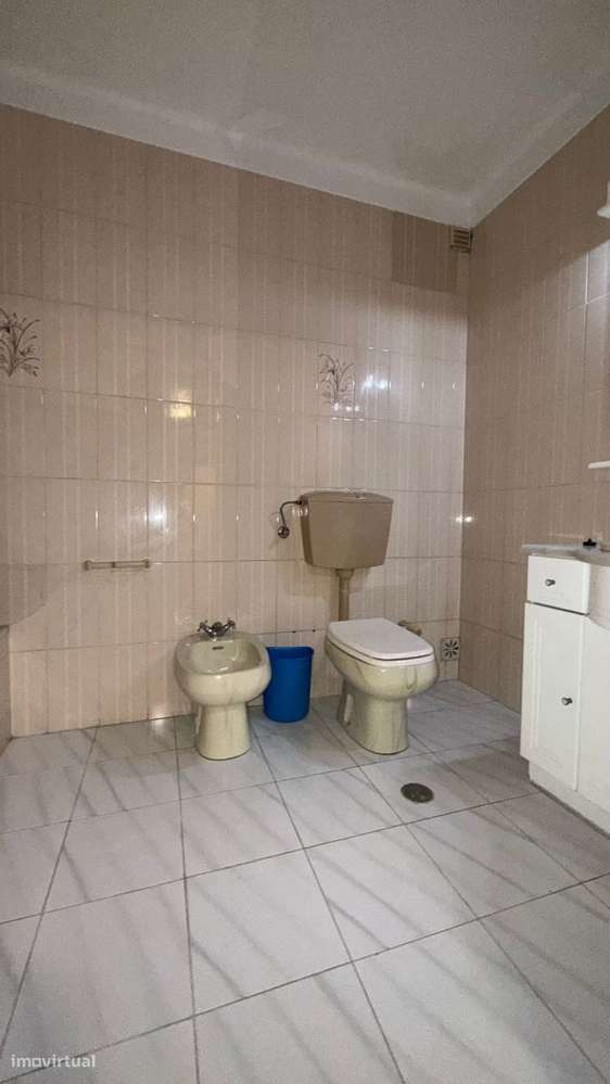 Apartamento T2 com 2 casas de banho e varanda. Junto a hipermercado...-20