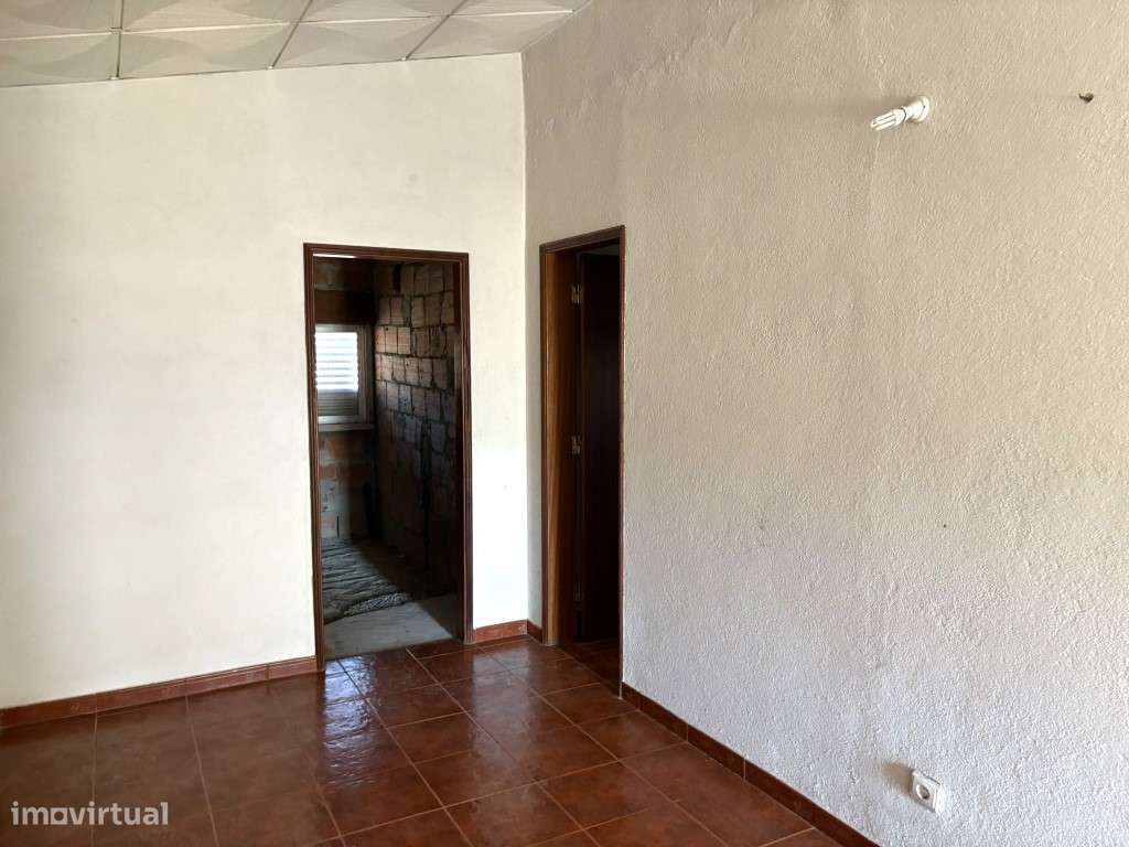 MORADIA PARA RECONSTRUÇÃO - GRANDE POTENCIAL DE VALORIZAÇÃO

Rua ...-34