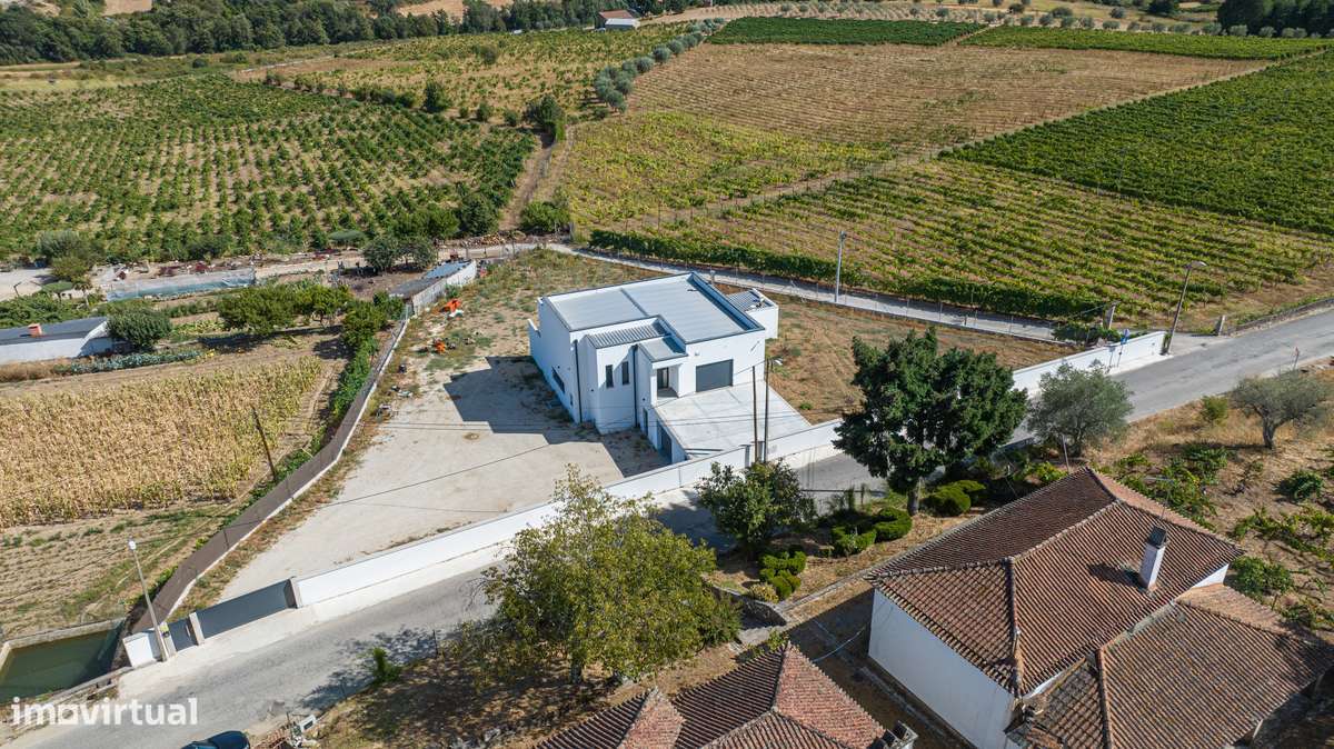 Moradia T4 semi-nova c/ 4 suites-4