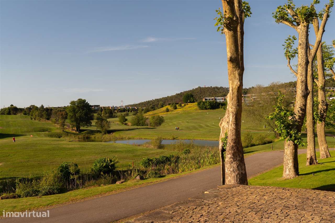 Moradia T4 com piscina, jardim e vista tranquila-34