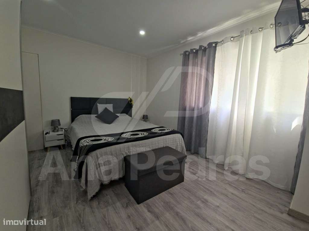 Moradia Bi-Familiar Totalmente Remodelada com Logradouro e Elevado ...-44