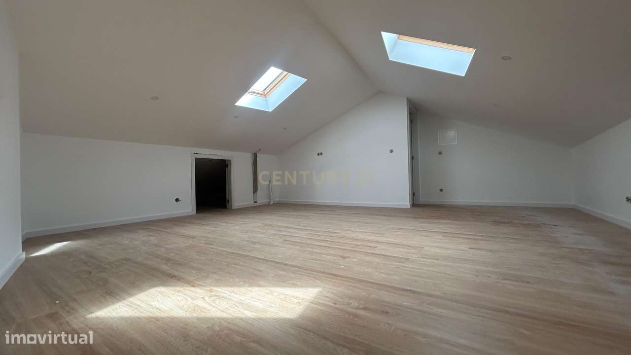 Excelente Oportunidade – T2+2 Duplex em Águas Santas-32