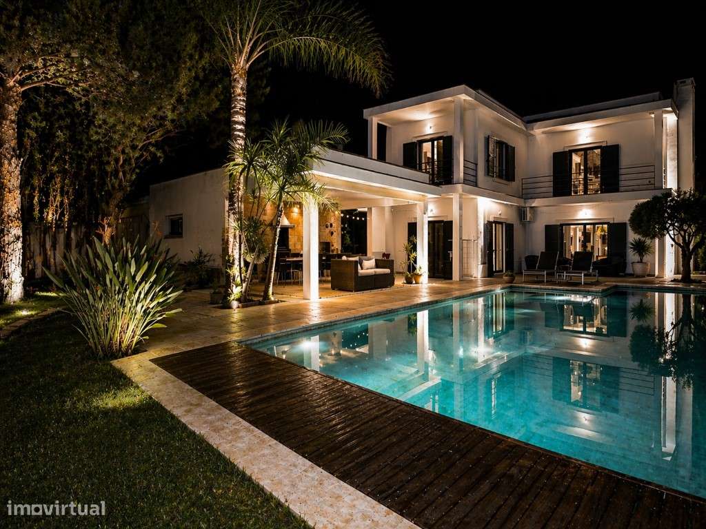 Moradia T4 isolada com piscina privada, jardim, garagem e 595 m² de...-0