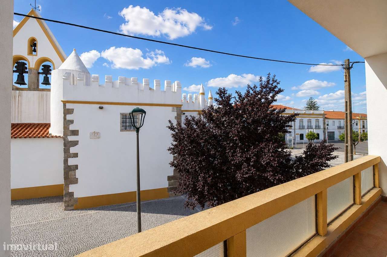 Moradia de Prestígio com T1 Independente, Terraço Panorâmico e Exce...-35