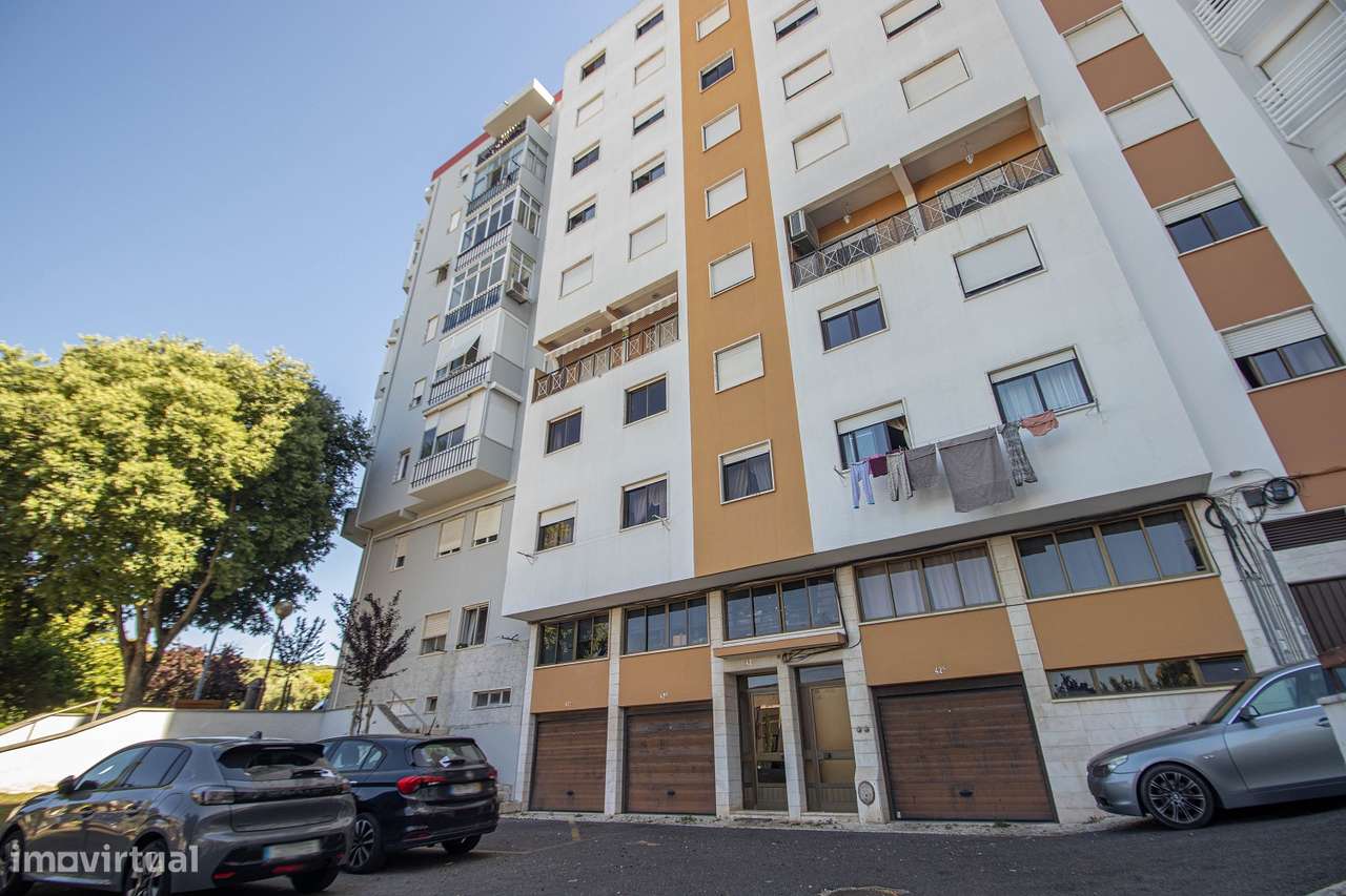 Apartamento T3 com garagem em Carnaxide-21