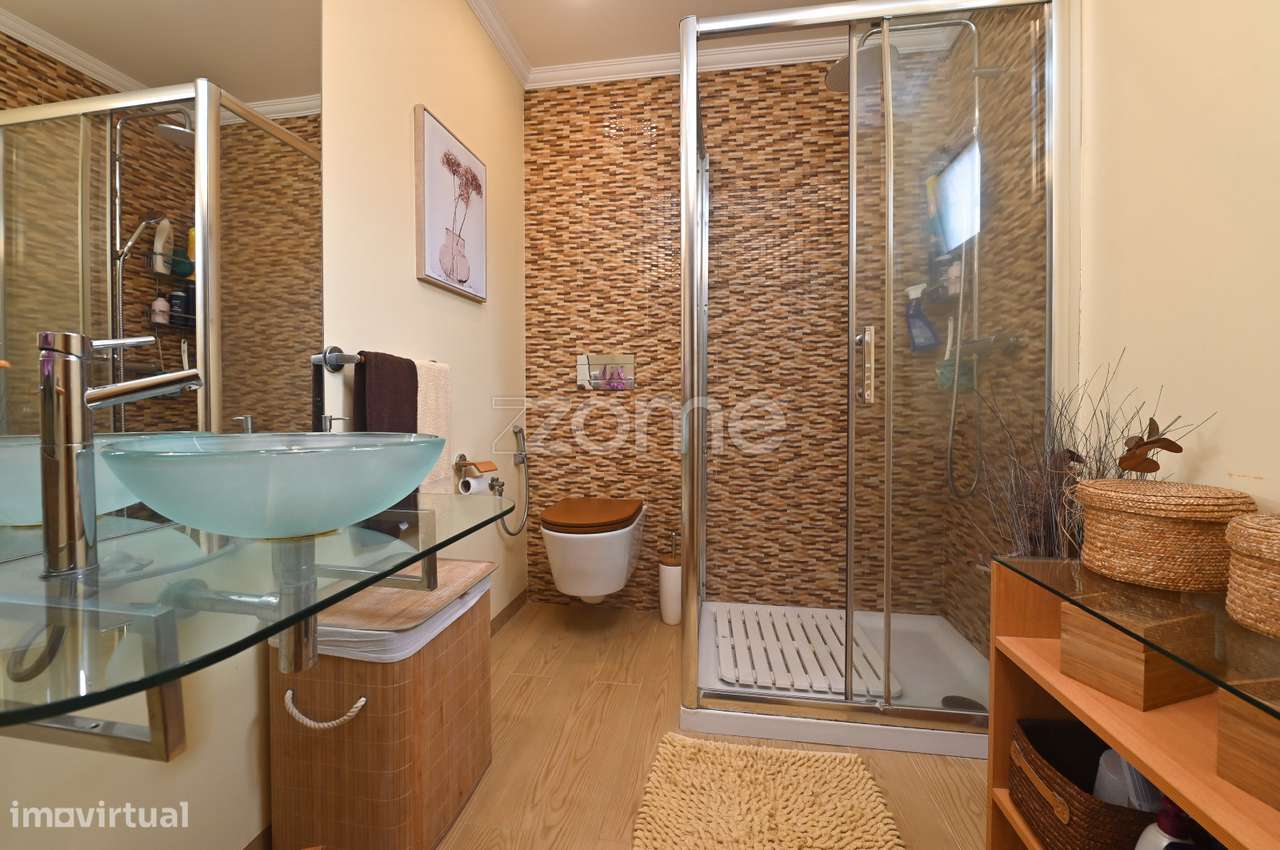 Moradia T3 + 1 remodelada, na Aldeia de Juso (Bairro Chesol)-24