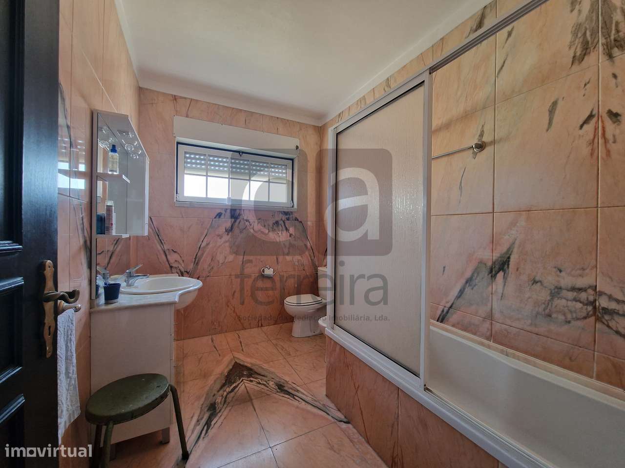 Moradia T3+1 no centro de Almeirim com garagem ampla e quintal-26