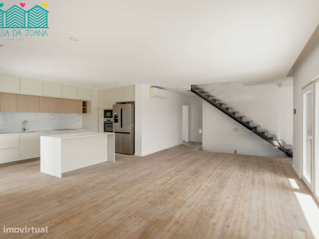 Moradia T4 com espaço exterior e garagem em São Domingos de Rana - Grande imagem: 3/25