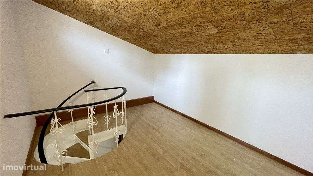Andar de Moradia T3-Centro-Póvoa de Varzim-Garagem (30 m2)-Sotão-9
