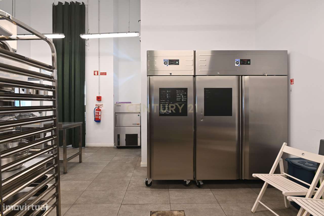 Trespasse de Restaurante (270 m2 + 2 esplanadas + 9 lugares de estacio-12