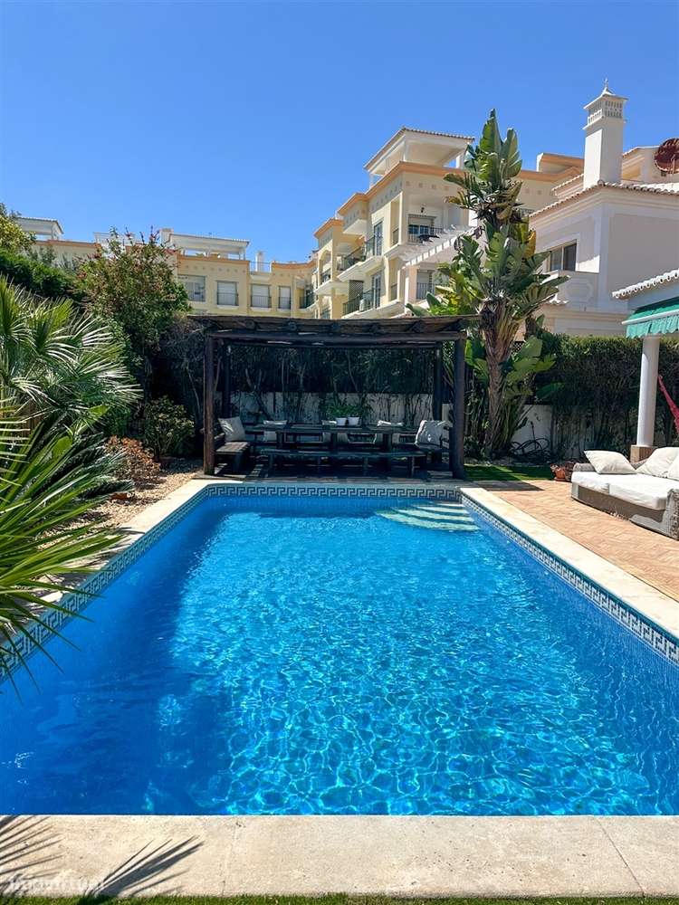 Moradia T5 com piscina e jardim a poucos metros da Praia do Alemão – A-1