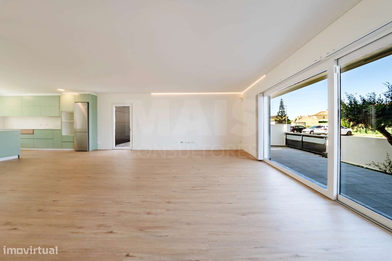 Moradia T3+2 Moderna com Vista Mar e Terraço Panorâmico-15