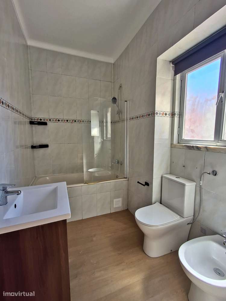 Apartamento T4 muito soalheiro, em zona central.-18