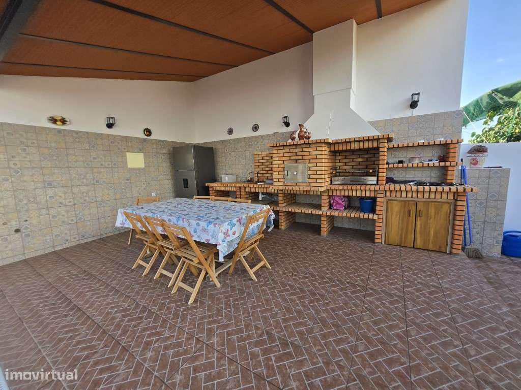 Moradia T5 Moderna com Piscina Aquecida e Garagem para 4 Carros-33