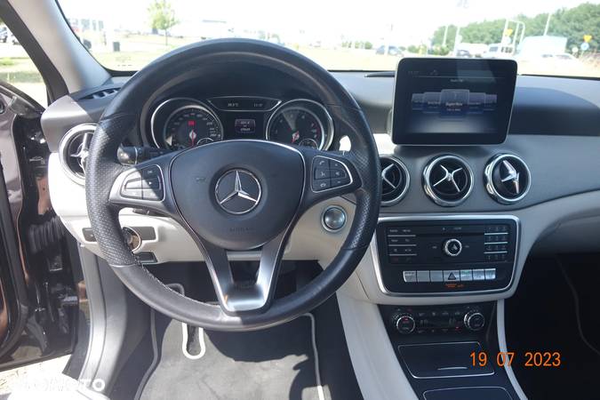 Mercedes-Benz GLA 180 7G-DCT - 20