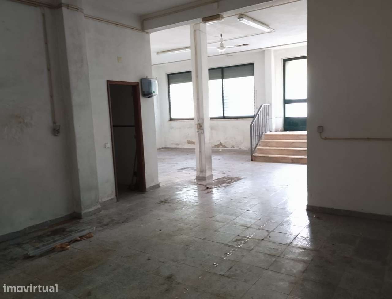 Loja de 82 m² no Linhó - com potencial para habitação-2