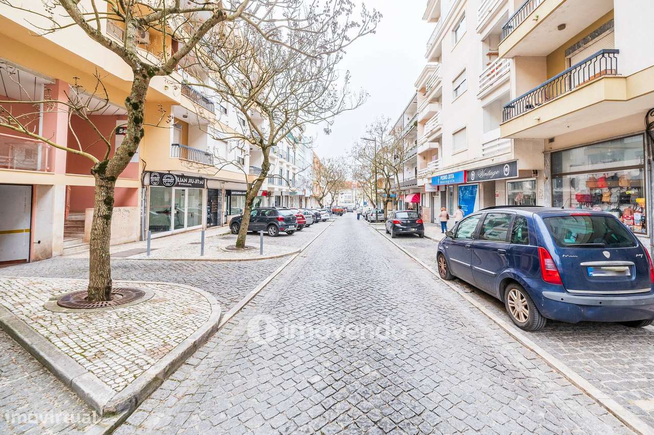 Apartamento T3, com terraço e arrecadação, em Mem Martins-44