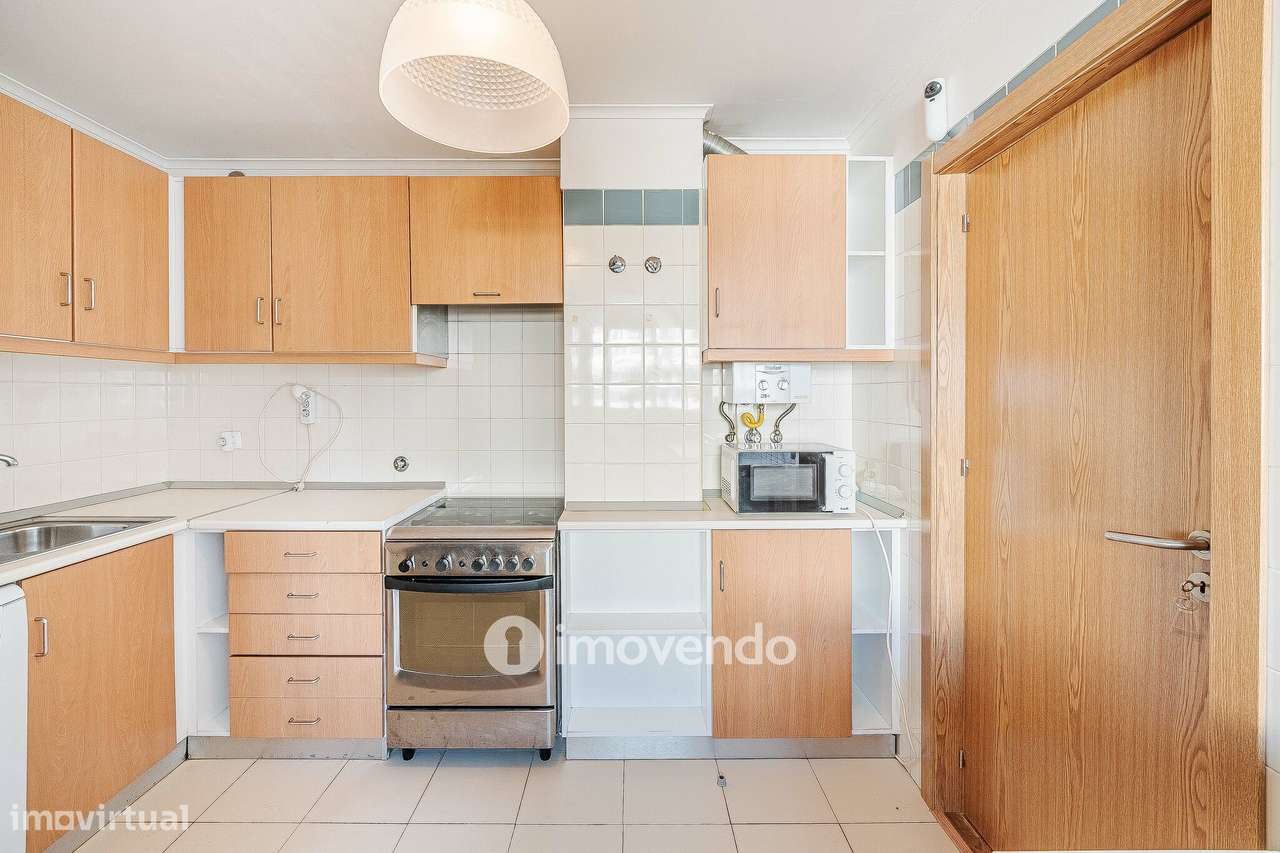 Apartamento T2 com cozinha equipada e estacionamento, na Ameixoeira-8