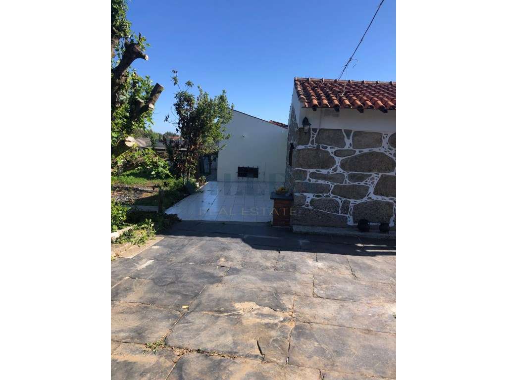 Moradia Geminada T2 em Pedroso Espaço, Natureza e Potencial!-17