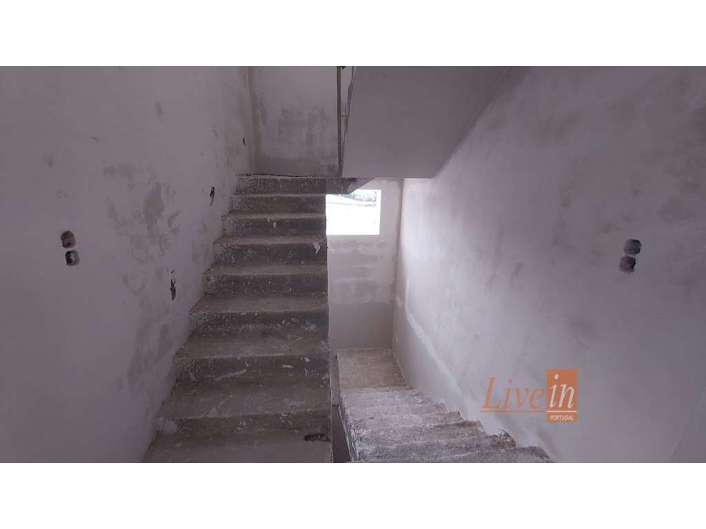 Moradia T4 Nova com Piscina e Jardim em Condomínio Privado em Mafra-13