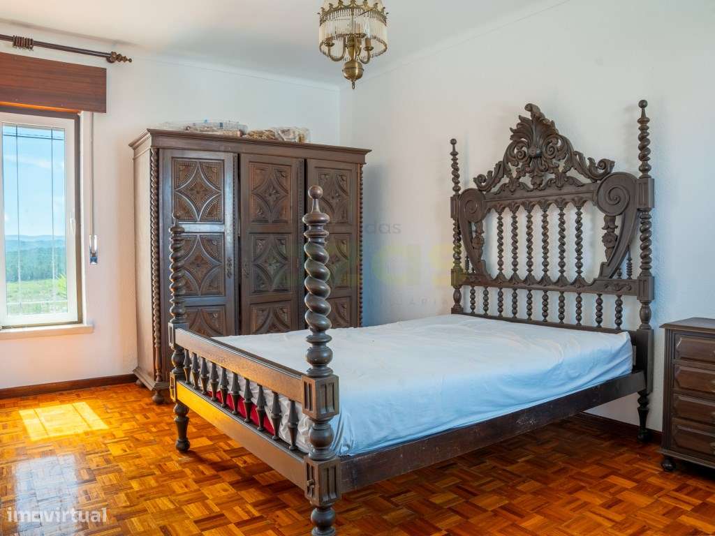 Moradia Usada T4, em banda, na Nazaré.-17