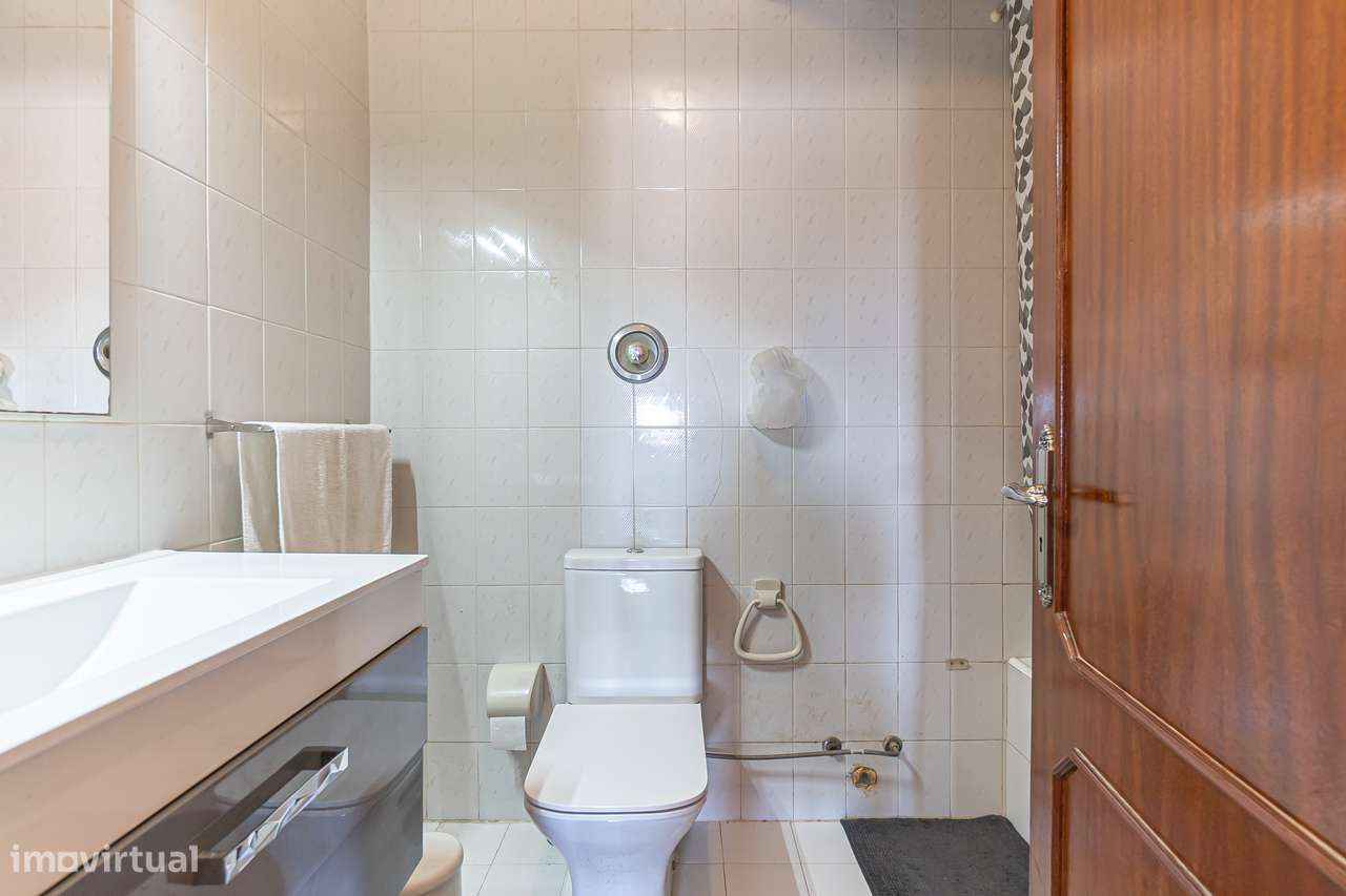 Apartamento T2 com varanda e garagem fechada em Mafamude-9